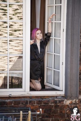 （Suicide Girls）Dolphie – Light Stream