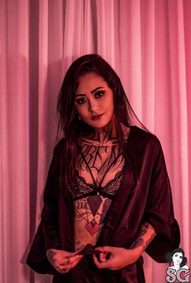 （Suicide Girls）Suryah – 紅屋