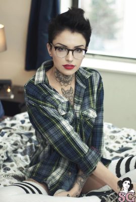 (Suicide Girls)2015年3月19日 – Leighraven 跟我說書呆子(50P)