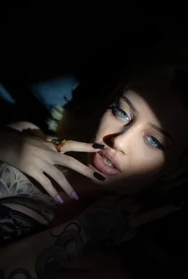 （（Suicide Girls）2025年2月3日 – 黛安科帕克（Dianakolpaak） – 在光與黑暗之間（49p）