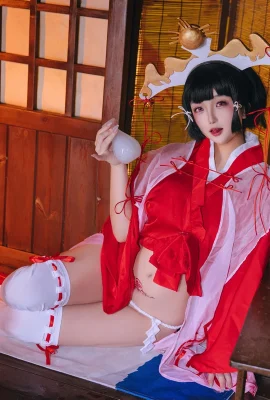 Cosplay美女日奈嬌輝夜巫女主題性感紅色服飾露白色內衣配白絲襪秀完美身材誘惑寫真100P