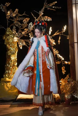 網絡美女年年Nnian-25元旦主題場景拍攝性感古典服飾半脫秀豐腴身材惹火誘惑寫真84P
