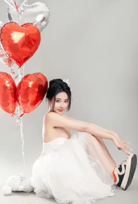 網絡美女年年Nnian情人節特別篇主題性感白色婚紗長裙半脫秀曼妙身姿撩人誘惑寫真80P
