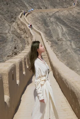 網絡美女年年Nnian城主題戶外城牆上性感白色薄紗長裙半脫秀完美身材撩人誘惑寫真46P