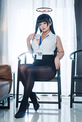 動漫博主洛璃LoLiSAMA蔚藍檔案莉音主題性感白上衣配黑短裙露超薄黑絲秀翹臀美腿誘惑寫…