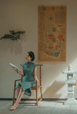 網絡美女年年Nnian海上花主題性感古風旗袍露白色內衣配黑絲吊襪秀完美身材誘惑寫真80P