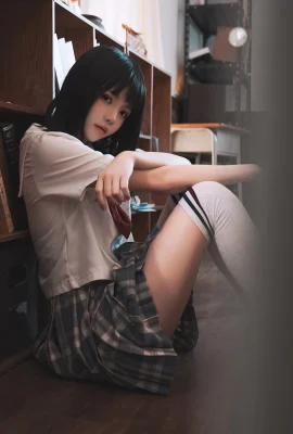 桜桃喵 – 教室死庫水 (48P)