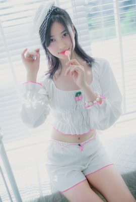 年年Nnian – 愛吃棒棒糖的少女